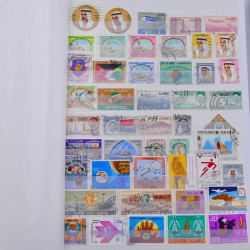 Lot de timbres d'Arabie neufs et oblitérés en un album.