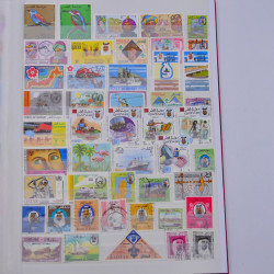 Lot de timbres d'Arabie neufs et oblitérés en un album.