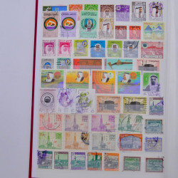 Lot de timbres d'Arabie neufs et oblitérés en un album.