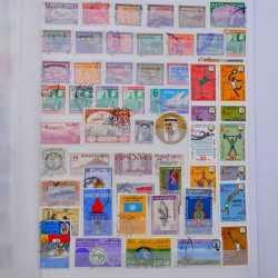 Lot de timbres d'Arabie neufs et oblitérés en un album.