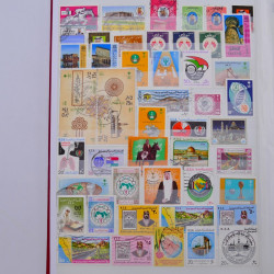 Lot de timbres d'Arabie neufs et oblitérés en un album.