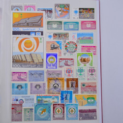 Lot de timbres d'Arabie neufs et oblitérés en un album.
