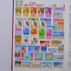 Lot de timbres d'Arabie neufs et oblitérés en un album.