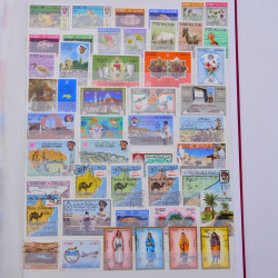 Lot de timbres d'Arabie neufs et oblitérés en un album.