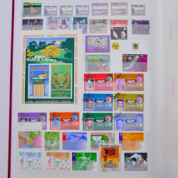 Lot de timbres d'Arabie neufs et oblitérés en un album.