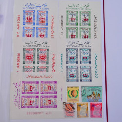 Lot de timbres d'Arabie neufs et oblitérés en un album.