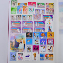 Lot de timbres d'Arabie neufs et oblitérés en un album.