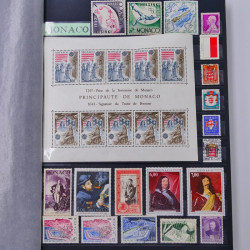 Lot de timbres de Monaco - Finlande neufs et oblitérés en un album.