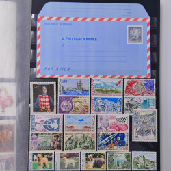 Lot de timbres de Monaco - Finlande neufs et oblitérés en un album.