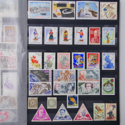 Lot de timbres de Monaco - Finlande neufs et oblitérés en un album.