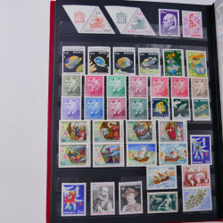 Lot de timbres de Monaco - Finlande neufs et oblitérés en un album.