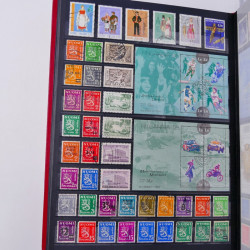 Lot de timbres de Monaco - Finlande neufs et oblitérés en un album.