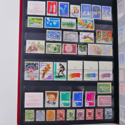 Lot de timbres de Monaco - Finlande neufs et oblitérés en un album.