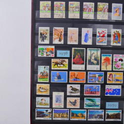 Lot de timbres d'Australie 1912-2003 neufs et oblitérés en un album.