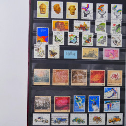 Lot de timbres d'Australie 1912-2003 neufs et oblitérés en un album.