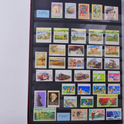 Lot de timbres d'Australie 1912-2003 neufs et oblitérés en un album.