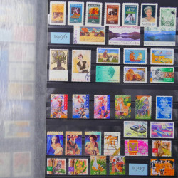 Lot de timbres d'Australie 1912-2003 neufs et oblitérés en un album.