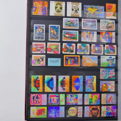 Lot de timbres d'Australie 1912-2003 neufs et oblitérés en un album.