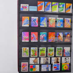 Lot de timbres d'Australie 1912-2003 neufs et oblitérés en un album.