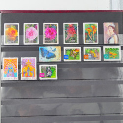 Lot de timbres d'Australie 1912-2003 neufs et oblitérés en un album.