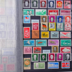 Lot de timbres d'Allemagne DDR 1948-1990 neufs et oblitérés en un album.