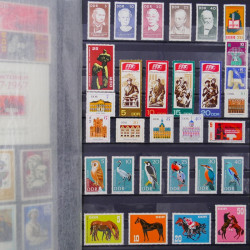 Lot de timbres d'Allemagne DDR 1948-1990 neufs et oblitérés en un album.