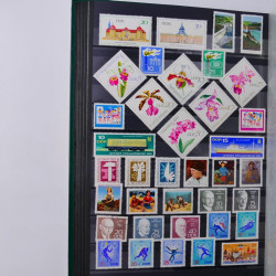 Lot de timbres d'Allemagne DDR 1948-1990 neufs et oblitérés en un album.