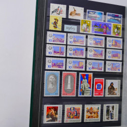 Lot de timbres d'Allemagne DDR 1948-1990 neufs et oblitérés en un album.