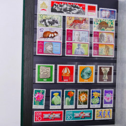 Lot de timbres d'Allemagne DDR 1948-1990 neufs et oblitérés en un album.