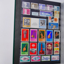 Lot de timbres d'Allemagne DDR 1948-1990 neufs et oblitérés en un album.