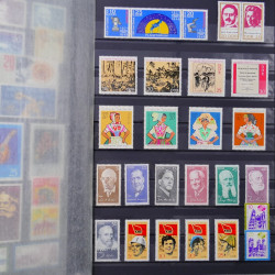 Lot de timbres d'Allemagne DDR 1948-1990 neufs et oblitérés en un album.