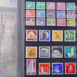 Lot de timbres d'Allemagne DDR 1948-1990 neufs et oblitérés en un album.