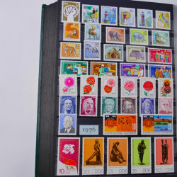 Lot de timbres d'Allemagne DDR 1948-1990 neufs et oblitérés en un album.