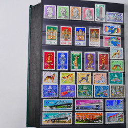 Lot de timbres d'Allemagne DDR 1948-1990 neufs et oblitérés en un album.