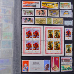 Lot de timbres d'Allemagne DDR 1948-1990 neufs et oblitérés en un album.