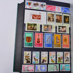 Lot de timbres d'Allemagne DDR 1948-1990 neufs et oblitérés en un album.