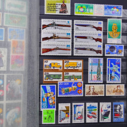 Lot de timbres d'Allemagne DDR 1948-1990 neufs et oblitérés en un album.