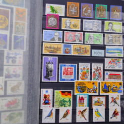 Lot de timbres d'Allemagne DDR 1948-1990 neufs et oblitérés en un album.