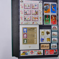 Lot de timbres d'Allemagne DDR 1948-1990 neufs et oblitérés en un album.