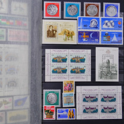 Lot de timbres d'Allemagne DDR 1948-1990 neufs et oblitérés en un album.