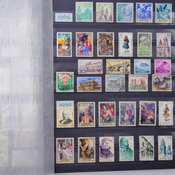 Lot de timbres d'Espagne - Yougoslavie neufs et oblitérés en un album.