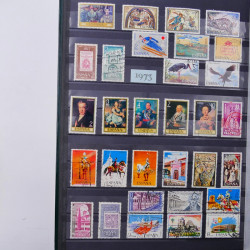 Lot de timbres d'Espagne - Yougoslavie neufs et oblitérés en un album.