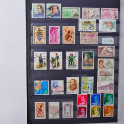 Lot de timbres d'Espagne - Yougoslavie neufs et oblitérés en un album.