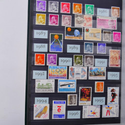 Lot de timbres d'Espagne - Yougoslavie neufs et oblitérés en un album.