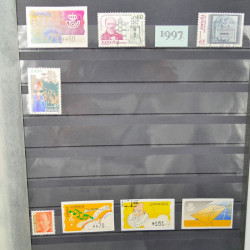 Lot de timbres d'Espagne - Yougoslavie neufs et oblitérés en un album.