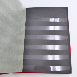 Album Futura garni de 20 recharges à 6 bandes pour timbres-poste.