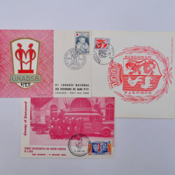 Vrac philatélique de timbres du monde neufs et oblitérés en un carton.