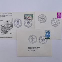 Vrac philatélique de timbres du monde neufs et oblitérés en un carton.