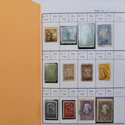 Vrac philatélique de timbres du monde neufs et oblitérés en un carton.