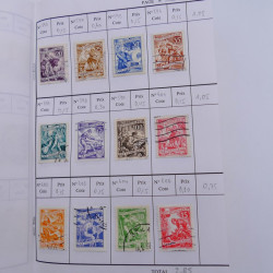 Vrac philatélique de timbres du monde neufs et oblitérés en un carton.